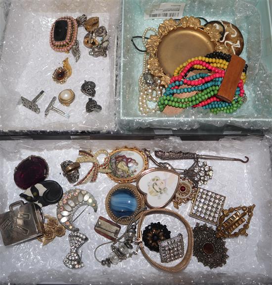 A quantity of assorted costume jewellery, etc